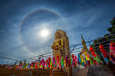 旅行游客太阳光辉和蓝天佛像在泰语TempThaiTephaLongWatChanWest是一座佛教寺庙这是泰国菲特桑努洛的主要旅图片