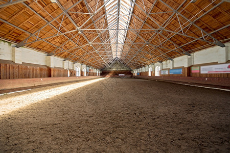 室内的骘马术厂大型室内马场术厂大型室内马场木头图片