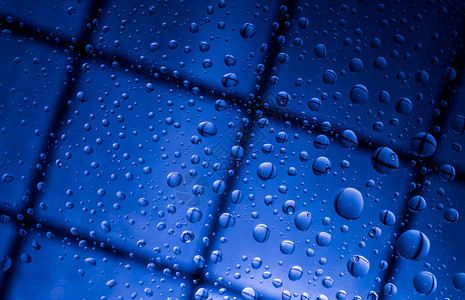 蓝色抽象模糊背景有水滴和透明玻璃反射的蓝色背景为孤单悲哀和在雨季失踪的人提供下雨日概念露网格松弛图片
