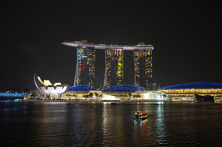 旅行塔办公室新加坡城市夜间的颜色和照明场景图片