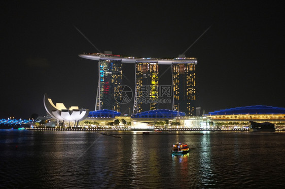 旅行塔办公室新加坡城市夜间的颜色和照明场景图片