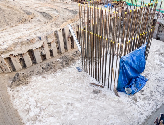 根据关节行业建造城市地区天列火车站支柱的建筑工程大基础设中的工作在城市地区建立面火车站支柱图片