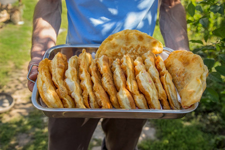 冷却托盘上新鲜烤自制松糕饼的热辣馅夹在冰冻盘上的薄煎饼里煮熟起司孩子图片