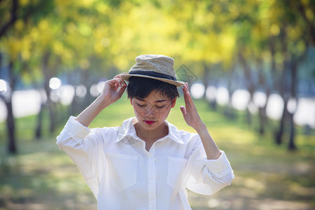 带着帽子的年轻女孩图片