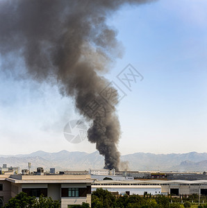 化学工厂的火灾和环境损害化学工厂的火灾和破坏抽烟云肮脏的图片