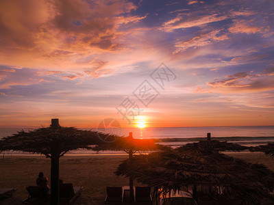 木制的反射缅甸Ngapali海滩傍晚美丽的日落同事图片