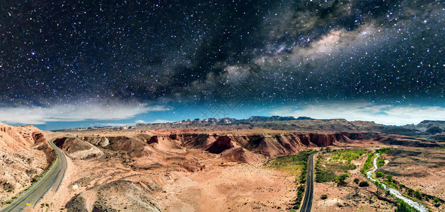 抽象的地质学穿过峡谷的公路在美丽夜晚全景环天的空中观光图片