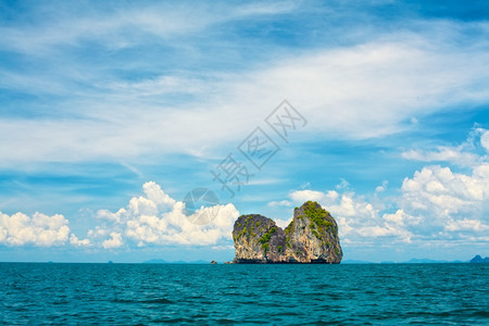 云天空田园诗般的泰国安达曼海高悬崖与树木图片