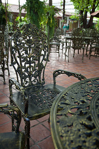 家具为了椅子和桌花园里的休息区安排出售食物金属的图片