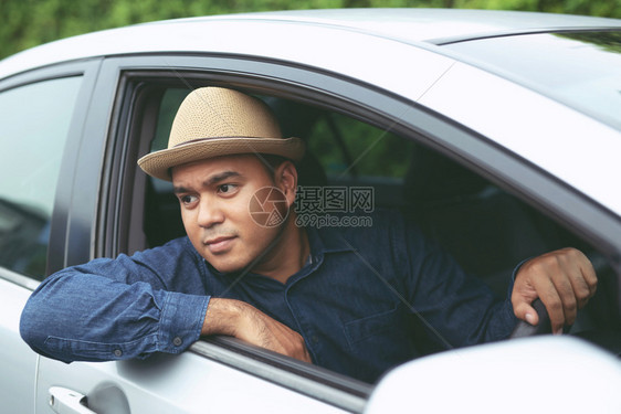 经销商瓜拉纳皮保持一个男人开车去接他的女朋友图片