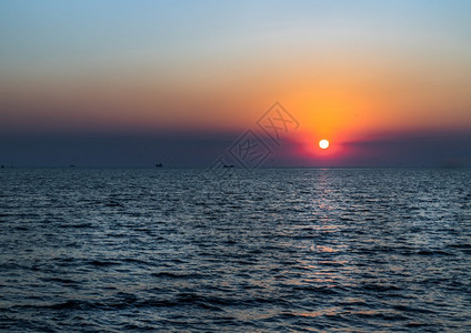 热带海洋宁静的面上美丽日落蓝色和橙的天空间文字选择焦点行动图片