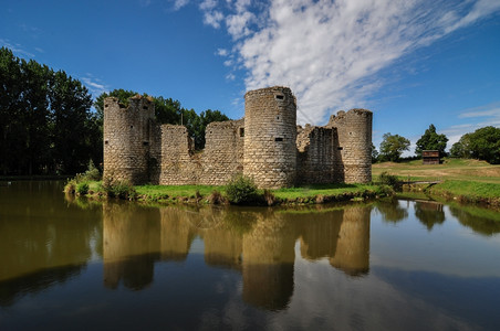 墙蓝色的夏日旧城堡废墟防御图片