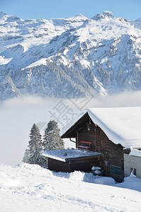 冬季雪景木屋风光图片