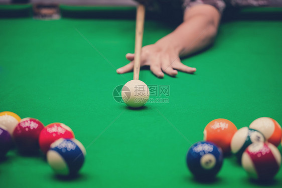 播放器男手在绿桌上玩Snooker或Pool游戏球桌子图片