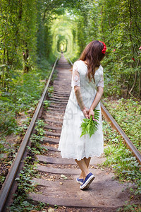 绿色女孩抱着一个fern爱情女孩的隧道抱着fern爱的隧道荒野雏菊图片