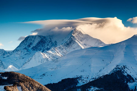 冬季雪山风光图片