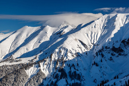 冬季雪山风光图片