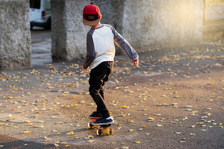 公园里玩滑板的小男孩图片