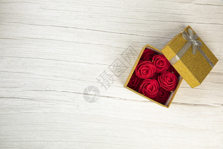 花束为了白色木制桌顶的表视图上装着玫瑰花的礼物或现金盒式黄平板整齐贴上复制空间浪漫情人节母亲日生概念版面的文本赠送空间或者在白木图片
