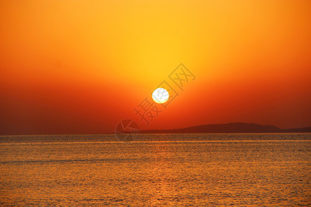 假期海岸上明亮的日落美丽红色夏季下降在海洋之上美丽炽热的日落景观在红海和橙色天空的清晨惊人夏季日落海上明亮的日落美丽红色夏季下降图片