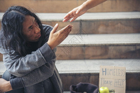硬币纸板妇女帮助向无家可归者伸出手贫穷乞讨男人手举要求赚钱工作