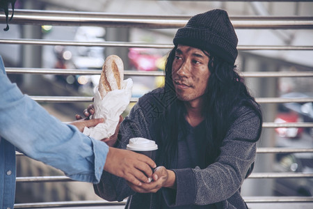 纸板支持妇女帮助向无家可归者伸出手贫穷乞讨男人手举要求赚钱工作