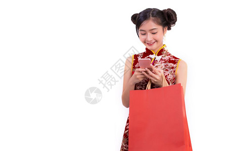 支付微笑在新年节庆活动中轻亚洲美容女穿着青春相使用智能电话手势关于孤立白背景科技与假日生活方式概念的奇宝服装观Qipao旗袍图片