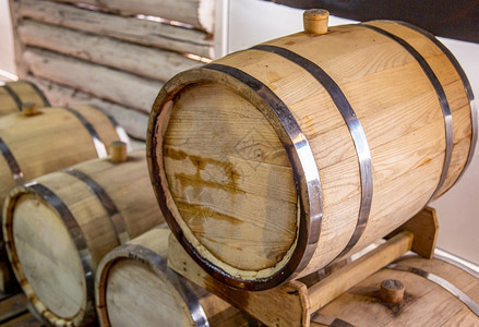 葡萄藤园酒生产在厂发现木制桶他们准备倒酒或已经装满他们准备好倒酒或已经装满鼓图片