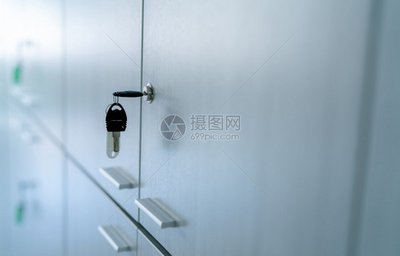 办公室带钥匙的储物柜带钥匙的文件柜锁用于公共设施的安全和保系统商务办公室文件的安全锁系统用于存储的白色物柜门机密的学校隐私图片