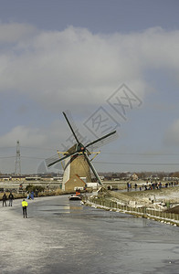 自然磨希普路伊登霍兰德14feb201人们在风车附近的运河滑冰多年前荷兰如此寒冷在风车附近滑雪人们可以冰风车为背景拥有图片