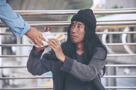 帮助无的肮脏城市坐在街上无助的肮脏城市在中绝望的begga图片素材