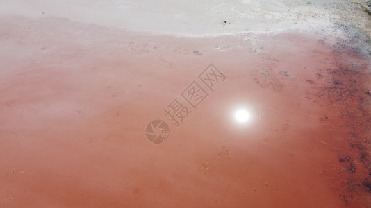 盐水从空中俯瞰美丽的盐湖与粉红色水颜环境图片