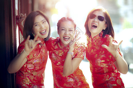 人愉快戏服一群穿着传统服装的亚洲女面带快乐的情绪和手语微笑着容我爱你图片