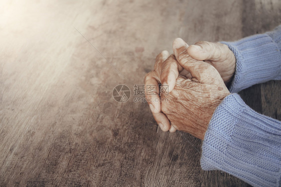 天主教寂寞黑暗的年老者祷告希望信仰戏剧孤独悲伤忧郁抑哭泣失望医疗疼痛图片