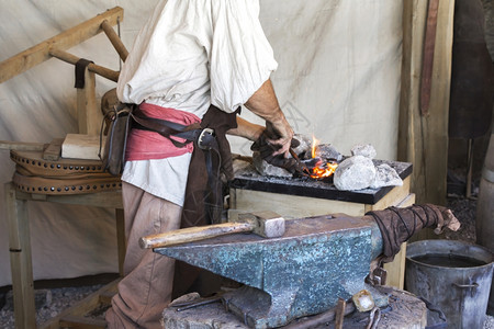 铁匠制造斧AxAxA制品的老式方法铁工过时的老图片