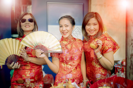 游客旅吸引人的一群穿着传统服装的亚洲女面带快乐的情绪和手语微笑着容我爱你图片