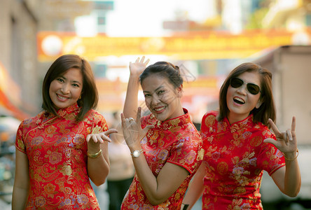 美丽的唐人街一群穿着传统服装的亚洲女面带快乐的情绪和手语微笑着容我爱你女士图片