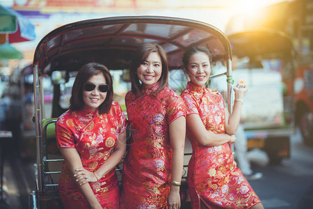 一群穿着传统服装的亚洲女面带快乐的情绪和手语微笑着容我爱你地点年轻的泰国图片