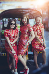 一群穿着传统服装的亚洲女面带快乐的情绪和手语微笑着容我爱你泰国地点户外图片