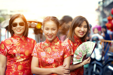 幸福旅游团体一群穿着传统服装的亚洲女面带快乐的情绪和手语微笑着容我爱你图片