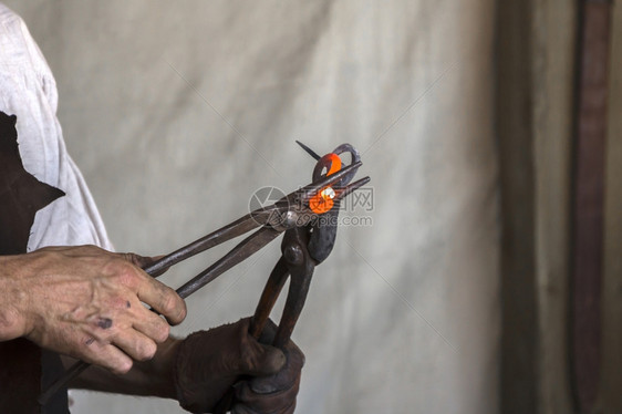 工业的钳子金铁匠制造斧AXA品的老式方法图片