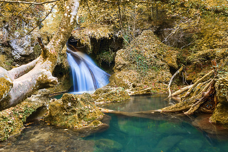 罗马尼亚CheileNerei自然公园Vaioaga美丽的瀑布秋季拍摄的图像落下环境贝斯尼塔图片