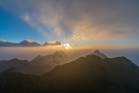 日落在泰国清迈名山的道上夜晚场景美丽的图片