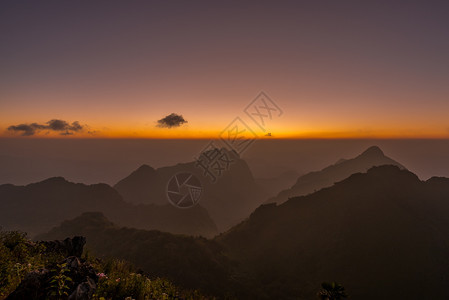 日落在泰国清迈名山的道上太阳麦日出图片