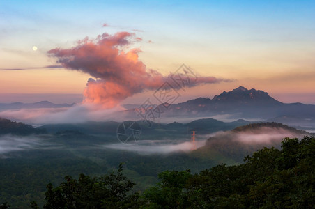 白色的蒙范围梅莫蓝芒山上最神奇的雾山风景云在中飘扬着图片