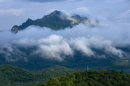 多云的梅莫蓝芒山上最神奇的雾山风景云在中飘扬着高的多雾路段图片