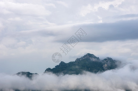 秋天梅莫蓝芒山上最神奇的雾山风景云在中飘扬着落下顶峰图片