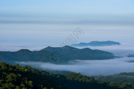 梅莫蓝芒山上最神奇的雾山风景云在中飘扬着环境多雾路段自然图片