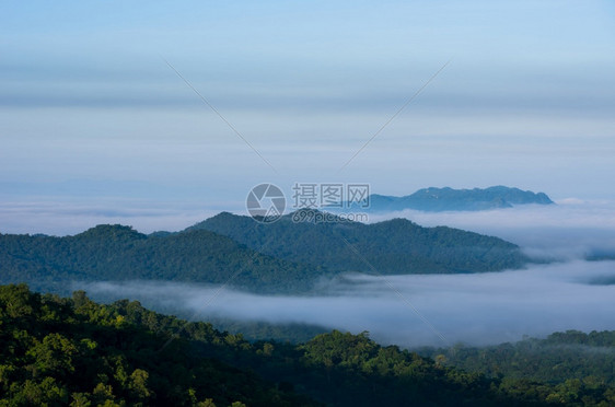 梅莫蓝芒山上最神奇的雾山风景云在中飘扬着环境多雾路段自然图片