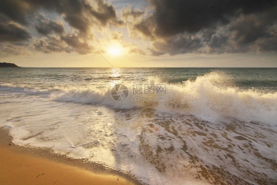 黎明海浪在日落的暴风雨下向海面喷洒石块自然构成橙晚上图片